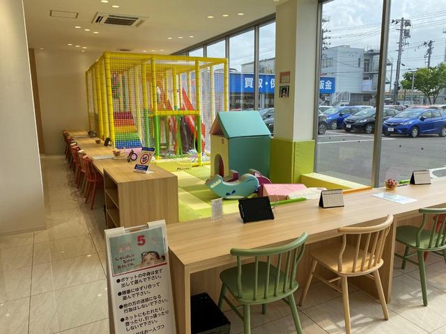 大きなキッズスペースも完備！小さなお子様連れでも、ゆっくりとお車探しをお楽しみいただけます。