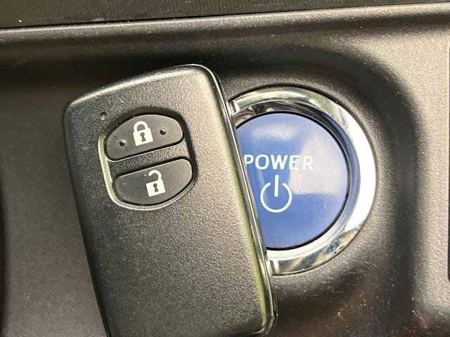 【スマートキー】カバンやポケットに入れたままでもドアの施錠・解錠が可能なスマートキーを装備。エンジンのオン・オフ時もカギを取り出す必要が無いからとっても便利です♪