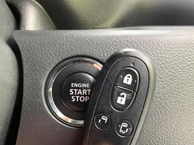 【キーレススタートシステム】カバンやポケットに入れたままでもドアの施錠・解錠が可能なスマートキーを装備。エンジンのオン・オフ時もカギを取り出す必要が無いからとっても便利です♪