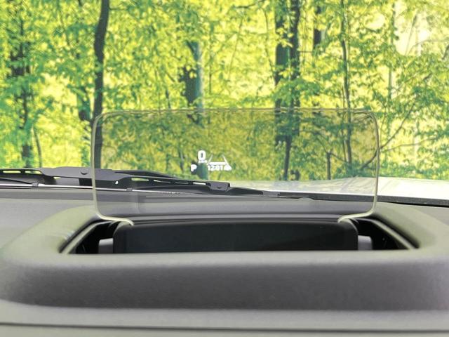 【ヘッドアップディスプレイ】現在の速度や走行情報をデジタル表示で運転席前方のガラスに投影！運転中、目線をずらさず必要な情報を確認できるのでとっても便利で安心！