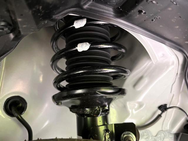 お車を安心してお乗りいただく為には、足回りの定期点検が欠かせません。サービスサポート（有償保証）では無料点検もご提供しており、安心のカーライフをお過ごしいただけるサポート体制が整っています。