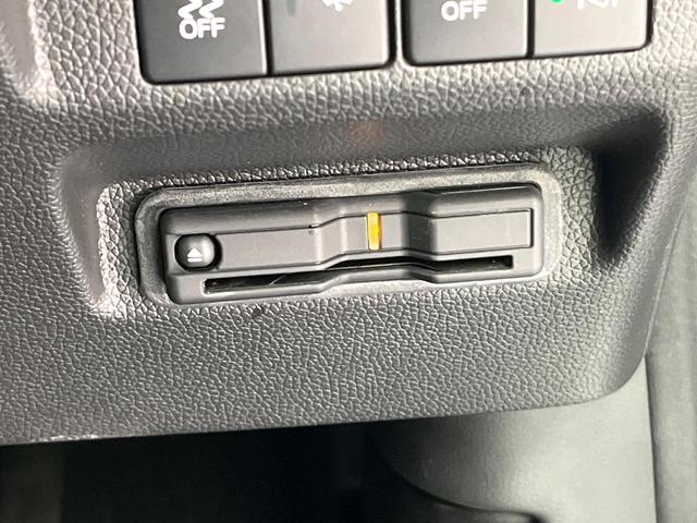 フリードハイブリッド ハイブリッド・Ｇ　禁煙車　純正９型ナビ　バックカメラ　Ｂｌｕｅｔｏｏｔｈ　ＣＤ／ＤＶＤ再生　純正フリップダウンモニター　衝突軽減装置　アダプティブクルコン　ＬＥＤヘッドライト　両側電動スライドドア　前席シートヒーター（40枚目）