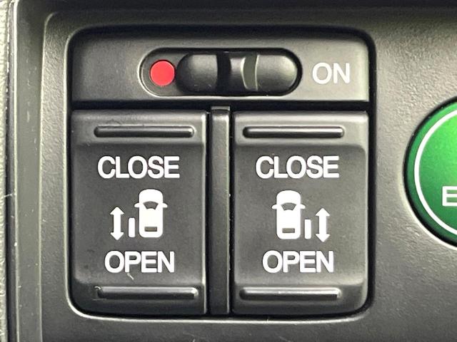 【両側パワースライドドア】スマートキーや運転席のスイッチで後席両側スライドドアの開閉が可能♪電動だから力を入れてドアを開ける必要が無く、小さなお子様でも簡単に開け閉めでき快適です♪