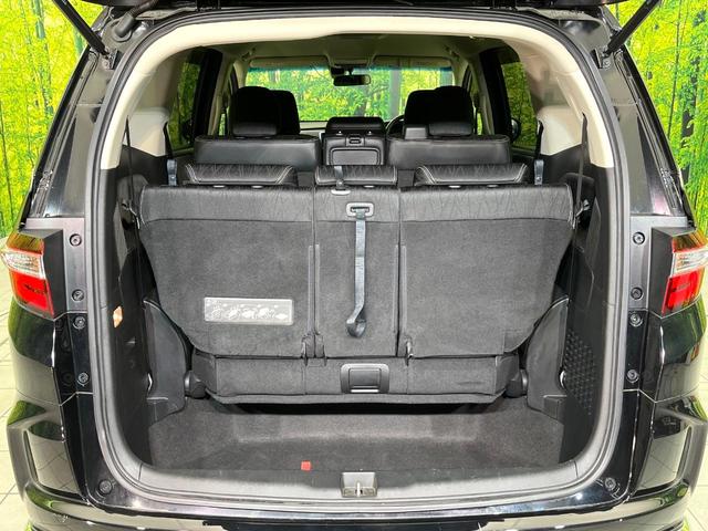 ラゲッジルームは、大容量のスペースを確保。普段のお買い物からレジャーまで、幅広く活躍してくれます！また、リアシートを倒すことでバリエーション豊かにお使いいただけます。