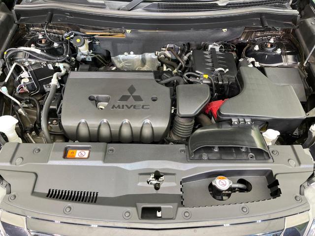 アウトランダー ブラックエディション　４ＷＤ　禁煙車　７人乗り　純正ナビ　全周囲カメラ　ＣＤ／ＤＶＤ／フルセグ　Ｂｌｕｅｔｏｏｔｈ接続　衝突軽減装置　レーダークルコン　ＬＥＤヘッドライト　オートハイビーム　前席シートヒーター　ルーフレール（18枚目）