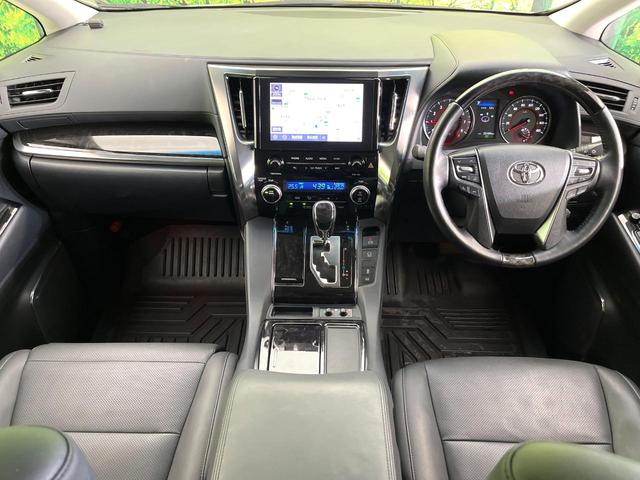 アルファード ２．５Ｓ　Ｃパッケージ　禁煙車　後期型　純正９型ナビ　バックカメラ　ＣＤ／ＤＶＤ／フルセグ　Ｂｌｕｅｔｏｏｔｈ　純正フリップダウンモニター　衝突軽減装置　三眼ＬＥＤヘッド　オートハイビーム　シーケンシャルターンランプ　ＥＴＣ（2枚目）