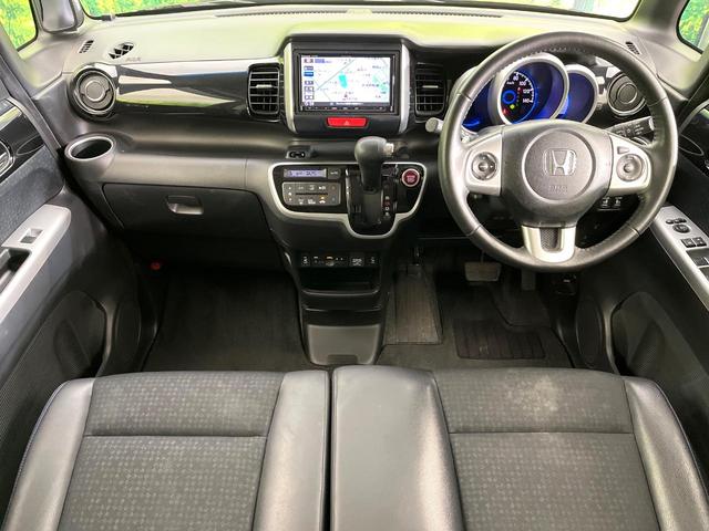 N-BOXカスタム G ターボSSブラックスタイルパッケージ 禁煙車 SDナビ CD/DVD/Bliutooth バックカメラ 両側電動スライドドア 衝突軽減装置 HIDヘッド/LEDフォグ オートライト グレード専用15インチアルミ シートヒーター(2枚目)