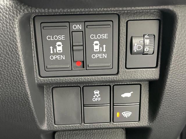 【両側パワースライドドア】スマートキーや運転席のスイッチで後席両側スライドドアの開閉が可能♪電動だから力を入れてドアを開ける必要が無く、小さなお子様でも簡単に開け閉めでき快適です♪