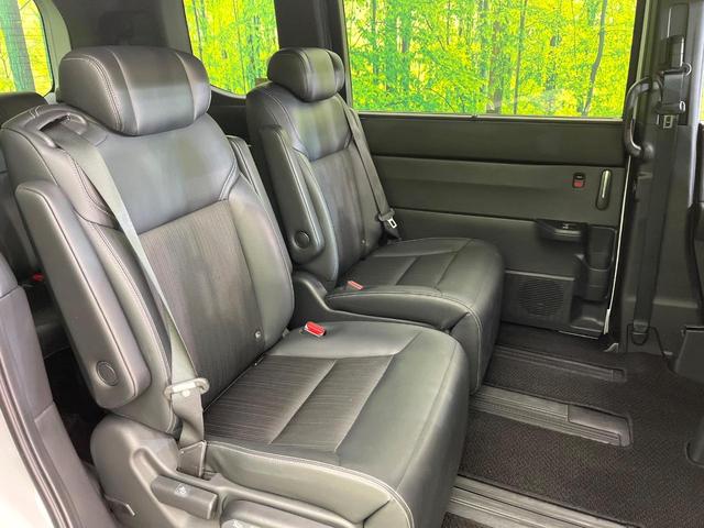 後部座席も気になるようなキズ・汚れやへたり等、大きなダメージはなく、良好な状態です。