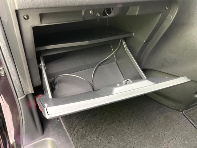 セレナ ハイウェイスター　禁煙車　純正ナビ　バックカメラ　ＣＤ／ＤＶＤ／フルセグ　Ｂｌｕｅｔｏｏｔｈ接続　純正フリップダウンモニター　両側電動スライドドア　ＨＩＤヘッドライト　オートライト　革巻きステアリング　オートエアコン（40枚目）