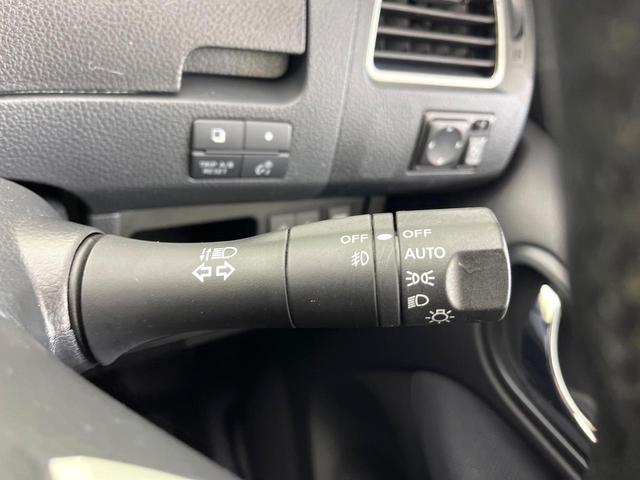 セレナ ハイウェイスター　禁煙車　純正ナビ　バックカメラ　ＣＤ／ＤＶＤ／フルセグ　Ｂｌｕｅｔｏｏｔｈ接続　純正フリップダウンモニター　両側電動スライドドア　ＨＩＤヘッドライト　オートライト　革巻きステアリング　オートエアコン（49枚目）