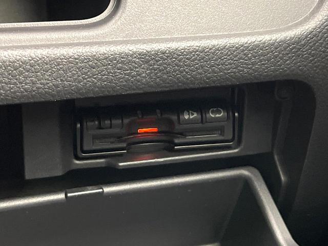 セレナ ハイウェイスター　禁煙車　純正ナビ　バックカメラ　ＣＤ／ＤＶＤ／フルセグ　Ｂｌｕｅｔｏｏｔｈ接続　純正フリップダウンモニター　両側電動スライドドア　ＨＩＤヘッドライト　オートライト　革巻きステアリング　オートエアコン（56枚目）