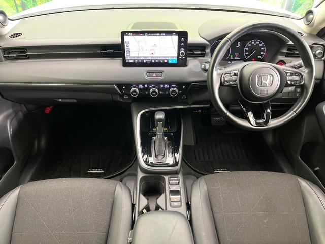 ヴェゼル ｅ：ＨＥＶ　Ｚ　４ＷＤ　禁煙車　純正９型ディスプレイ　全周囲カメラ　フルセグ　Ｂｌｕｅｔｏｏｔｈ接続　衝突軽減装置　レーンアシスト　ＬＥＤヘッド／フォグ　オートハイビーム　シーケンシャルターンランプ　電動リアゲート（2枚目）