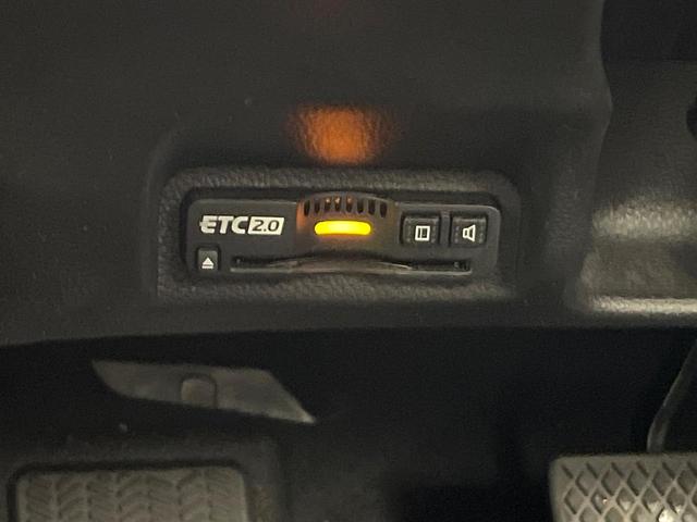 ヴェゼル ｅ：ＨＥＶ　Ｚ　４ＷＤ　禁煙車　純正９型ディスプレイ　全周囲カメラ　フルセグ　Ｂｌｕｅｔｏｏｔｈ接続　衝突軽減装置　レーンアシスト　ＬＥＤヘッド／フォグ　オートハイビーム　シーケンシャルターンランプ　電動リアゲート（61枚目）