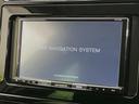 プリウス Ｓ　ＳＤナビ　バックカメラ　ＥＴＣ　レーダークルーズコントロール　クリアランスソナー　ＬＥＤヘッドライト　禁煙車　衝突軽減システム　スマートキー　プライバシーガラス　盗難防止システム（3枚目）