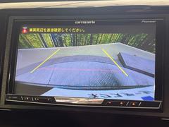 【バックカメラ】駐車時に後方がリアルタイム映像で確認できます。大型商業施設や立体駐車場での駐車時や、夜間のバック時に大活躍！運転スキルに関わらず、今や必須となった装備のひとつです！ 5