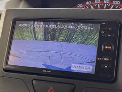 【バックカメラ】駐車時に後方がリアルタイム映像で確認できます。大型商業施設や立体駐車場での駐車時や、夜間のバック時に大活躍！運転スキルに関わらず、今や必須となった装備のひとつです！ 4