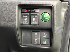 【両側パワースライドドア】スマートキーや運転席のスイッチで後席両側スライドドアの開閉が可能♪電動だから力を入れてドアを開ける必要が無く、小さなお子様でも簡単に開け閉めでき快適です♪ 5