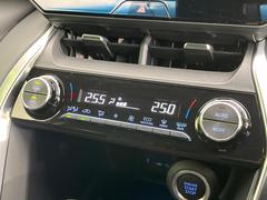 【左右独立型フルオートエアコン】運転席と助手席でそれぞれお好みの温度に設定可能。同乗者にも配慮した、最適な空調をお届け致します。 4