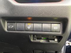 【パワーバックドア】スマートキーや運転席のボタンを押すだけでリアゲートが自動で開閉します！荷物を持っている時や、高い位置にあるバックドアを閉める際に便利な機能です♪ 7