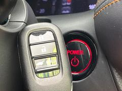 【Ｈｏｎｄａスマートキー】カバンやポケットに入れたままでもドアの施錠・解錠が可能なスマートキーを装備。エンジンのオン・オフ時もカギを取り出す必要が無いからとっても便利です♪ 7