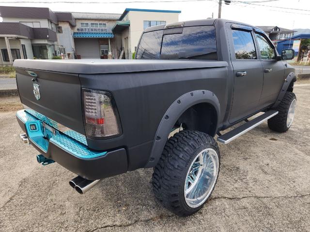ダッジ・ラム ベースグレード　ユーザー様買取直販車　ＭＢ純正限定色全塗装　社外リフトアップキット　ＡＭＥＲＩＣＡＮ　ＦＯＲＣＥ２４ＡＷ・３７×１３．５ブロックタイヤ　　社外４本マフラー　社外トレーラーヒッチ　下廻りカラーペイント（15枚目）