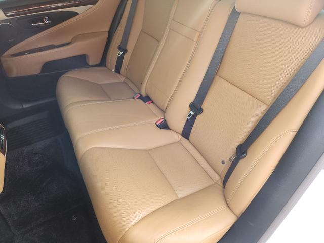 ＬＳ ＬＳ６００ｈ　バージョンＣ　Ｉパッケージ　本革シート　本革ウッドコンビステアリング　前席メモリ付きパワーシート　前席シートクーラー・ヒーター　純正ＨＤＤナビ・フルセグＴＶ　ＬＥＸＵＳプレミアムサウンド　サンルーフ　ビルトインＥＴＣ（6枚目）