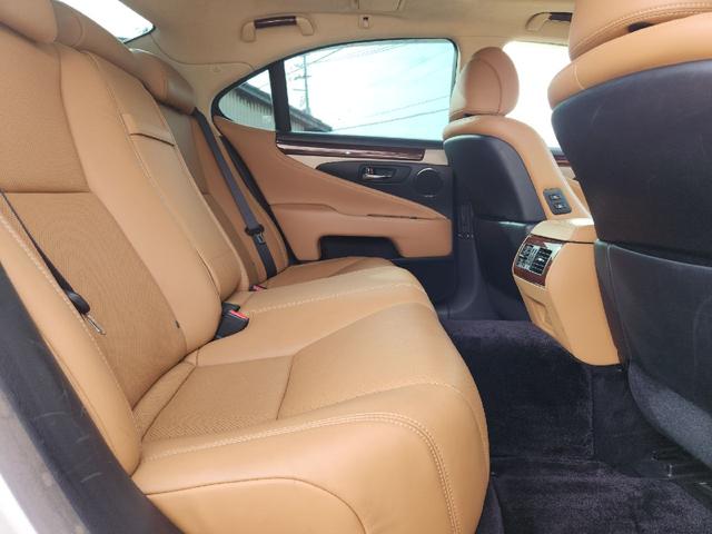 ＬＳ ＬＳ６００ｈ　バージョンＣ　Ｉパッケージ　本革シート　本革ウッドコンビステアリング　前席メモリ付きパワーシート　前席シートクーラー・ヒーター　純正ＨＤＤナビ・フルセグＴＶ　ＬＥＸＵＳプレミアムサウンド　サンルーフ　ビルトインＥＴＣ（17枚目）