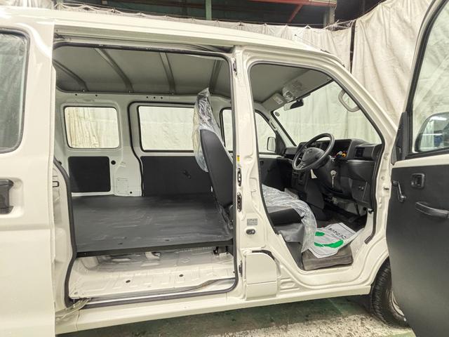 ハイゼットカーゴ 　２シーター　ハイルーフ　４ＷＤ　アイドリングストップ　エアコン　パワステ　両側スライドドア　　セレクティブ４ＷＤ　外装ポリッシュアップ（19枚目）