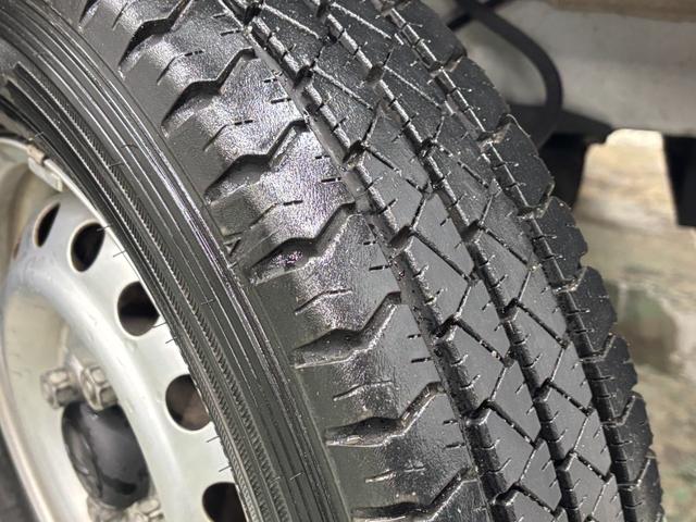 ハイゼットカーゴ 　２シーター　ハイルーフ　４ＷＤ　アイドリングストップ　エアコン　パワステ　両側スライドドア　　セレクティブ４ＷＤ　外装ポリッシュアップ（26枚目）