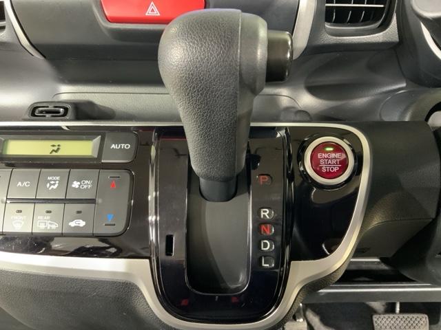 Ｎ－ＢＯＸ ＧＳＳパッケージ　ＭナビＲカメラＥＴＣスマートキー両側電動ドア　Ｗ電動ドア　Ｉストップ　ダブルエアバック　ＴＶナビ　点検記録簿　イモビ　地デジ　前席シートヒーター　スマートキー＆プッシュスタート　ＤＶＤ視聴可　横滑防止（21枚目）