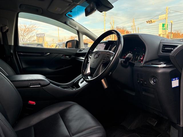 アルファード ２．５Ｓ　Ｃパッケージ　サンルーフ　黒革シート　アルパインＢＩＧＸナビ　フルセグ　Ｂｌｕｅｔｏｏｔｈ　ＨＤＭＩ　ＡＵＸ　Ｂカメラ　シートヒーター・クーラー　ステアリモコン　クルコン　ステアヒーター　パワーバックドア　ＥＴＣ（11枚目）