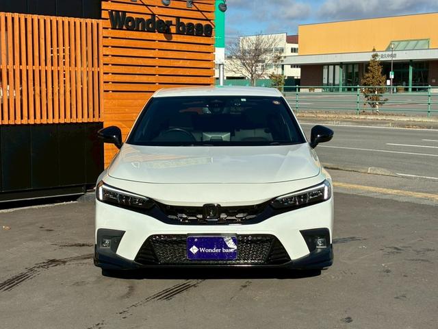 シビック ｅ：ＨＥＶ　ワンオーナー　テールゲートスポイラー　ハーフレザー　純正ナビ　フルセグ　Ｂｌｕｅｔｏｏｔｈ　アップルカープレイ　バックカメラ　ステアリモコン　クルコン　シートヒーター　コーナーセンサー　ＥＴＣ（2枚目）