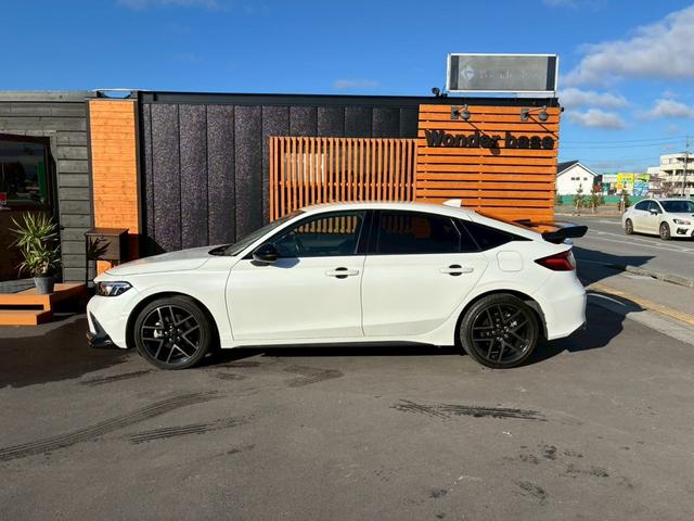 シビック ｅ：ＨＥＶ　ワンオーナー　テールゲートスポイラー　ハーフレザー　純正ナビ　フルセグ　Ｂｌｕｅｔｏｏｔｈ　アップルカープレイ　バックカメラ　ステアリモコン　クルコン　シートヒーター　コーナーセンサー　ＥＴＣ（8枚目）