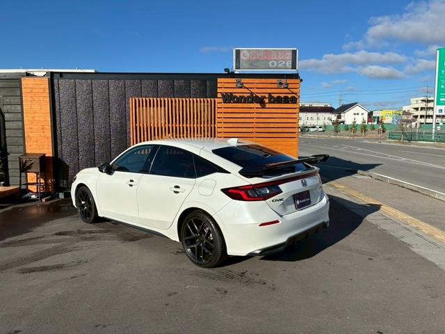 シビック ｅ：ＨＥＶ　ワンオーナー　テールゲートスポイラー　ハーフレザー　純正ナビ　フルセグ　Ｂｌｕｅｔｏｏｔｈ　アップルカープレイ　バックカメラ　ステアリモコン　クルコン　シートヒーター　コーナーセンサー　ＥＴＣ（17枚目）