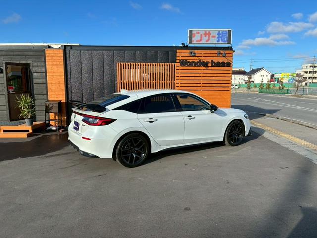 シビック ｅ：ＨＥＶ　ワンオーナー　テールゲートスポイラー　ハーフレザー　純正ナビ　フルセグ　Ｂｌｕｅｔｏｏｔｈ　アップルカープレイ　バックカメラ　ステアリモコン　クルコン　シートヒーター　コーナーセンサー　ＥＴＣ（18枚目）