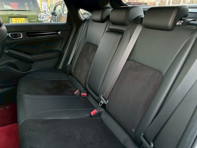 シビック ｅ：ＨＥＶ　ワンオーナー　テールゲートスポイラー　ハーフレザー　純正ナビ　フルセグ　Ｂｌｕｅｔｏｏｔｈ　アップルカープレイ　バックカメラ　ステアリモコン　クルコン　シートヒーター　コーナーセンサー　ＥＴＣ（24枚目）