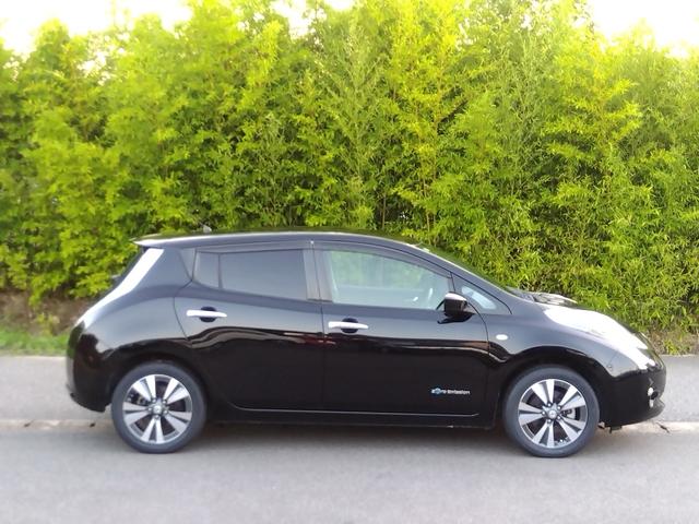 リーフ Ｇ（３０ｋｗｈ）　純正地デジナビＢｌｕｅｔｏｏｔｈ　バックモニター　衝突軽減ブレーキ　全席シートヒーター　ステアリングヒーター　ＬＥＤライト　クルーズコントロール　スマートキー　ＥＴＣ　１７インチアルミ　８セグメント（9枚目）