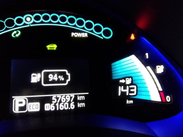 リーフ Ｇ（３０ｋｗｈ）　純正地デジナビＢｌｕｅｔｏｏｔｈ　バックモニター　衝突軽減ブレーキ　全席シートヒーター　ステアリングヒーター　ＬＥＤライト　クルーズコントロール　スマートキー　ＥＴＣ　１７インチアルミ　８セグメント（26枚目）