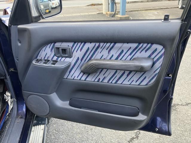 ランドクルーザープラド ＴＸ　運転席助手席エアバック　４ＷＤ　パワーウインド　パワ－ステアリンング　オートエアコン　ＡＢＳ　３列シート　フルフラット　エアバッグ（23枚目）