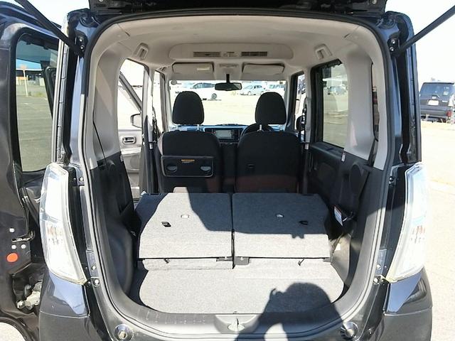 リヤシートの背もたれを倒すと荷室が広がります