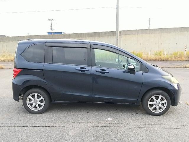 フリード フレックス　４ＷＤ　１セグ付ナビ　１５ＩＣアルミ　ＥＴＣ　キーレスＥ　助手席側電動スライドドア　フルフラット　ウォークスルー　ＡＢＳ　ＥＳＣ　運転席エアバック　助手席エアバック　電動格納ミラー　衝突安全ボディ（4枚目）