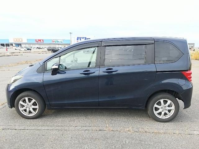 フリード フレックス　４ＷＤ　１セグ付ナビ　１５ＩＣアルミ　ＥＴＣ　キーレスＥ　助手席側電動スライドドア　フルフラット　ウォークスルー　ＡＢＳ　ＥＳＣ　運転席エアバック　助手席エアバック　電動格納ミラー　衝突安全ボディ（5枚目）