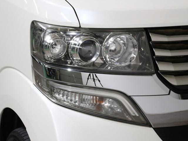 夜間や雨天時も明るく照らすディスチャージヘッドライトです。