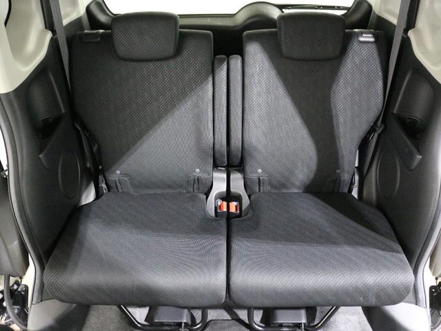 後部座席もゆったり座れます。