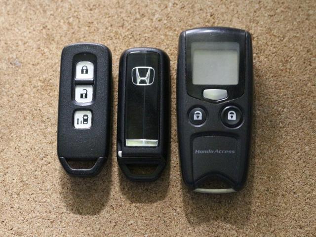 スマートキーです。キーを携帯しているだけで、ドアロックの開閉やエンジンの始動が可能で便利です。