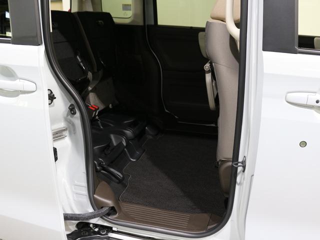 後席を跳ね上げれば高さのある物も積めます。