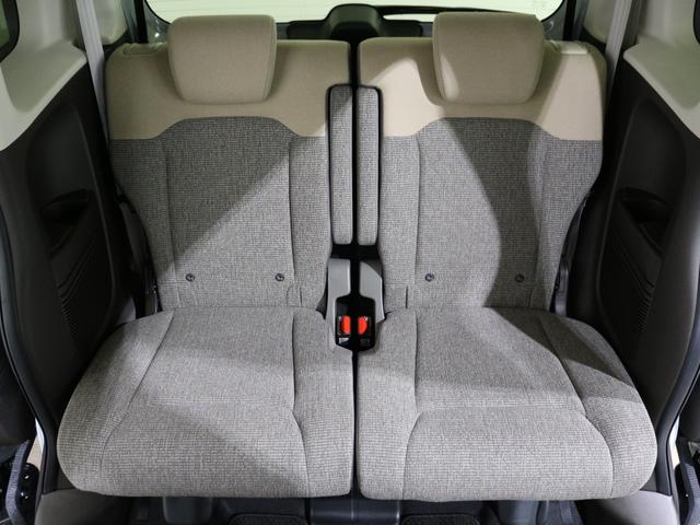 後部座席もゆったり座れます。