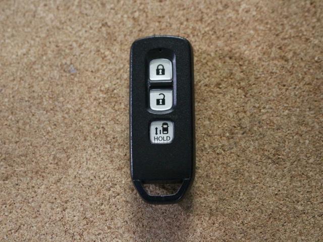 スマートキーです。キーを携帯しているだけで、ドアロックの開閉やエンジンの始動が可能で便利です。