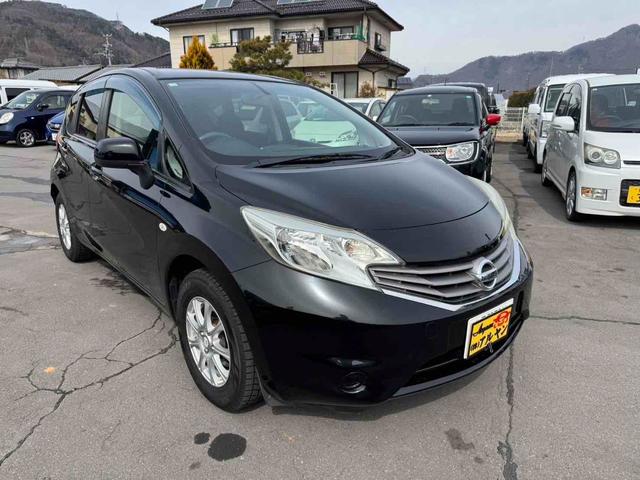 ノート Ｘ　ＥＴＣ　ナビ　アルミホイール　スマートキー　アイドリングストップ　電動格納ミラー　ＣＶＴ　盗難防止システム　衝突安全ボディ　ＡＢＳ　エアコン　パワーステアリング　パワーウィンドウ（2枚目）